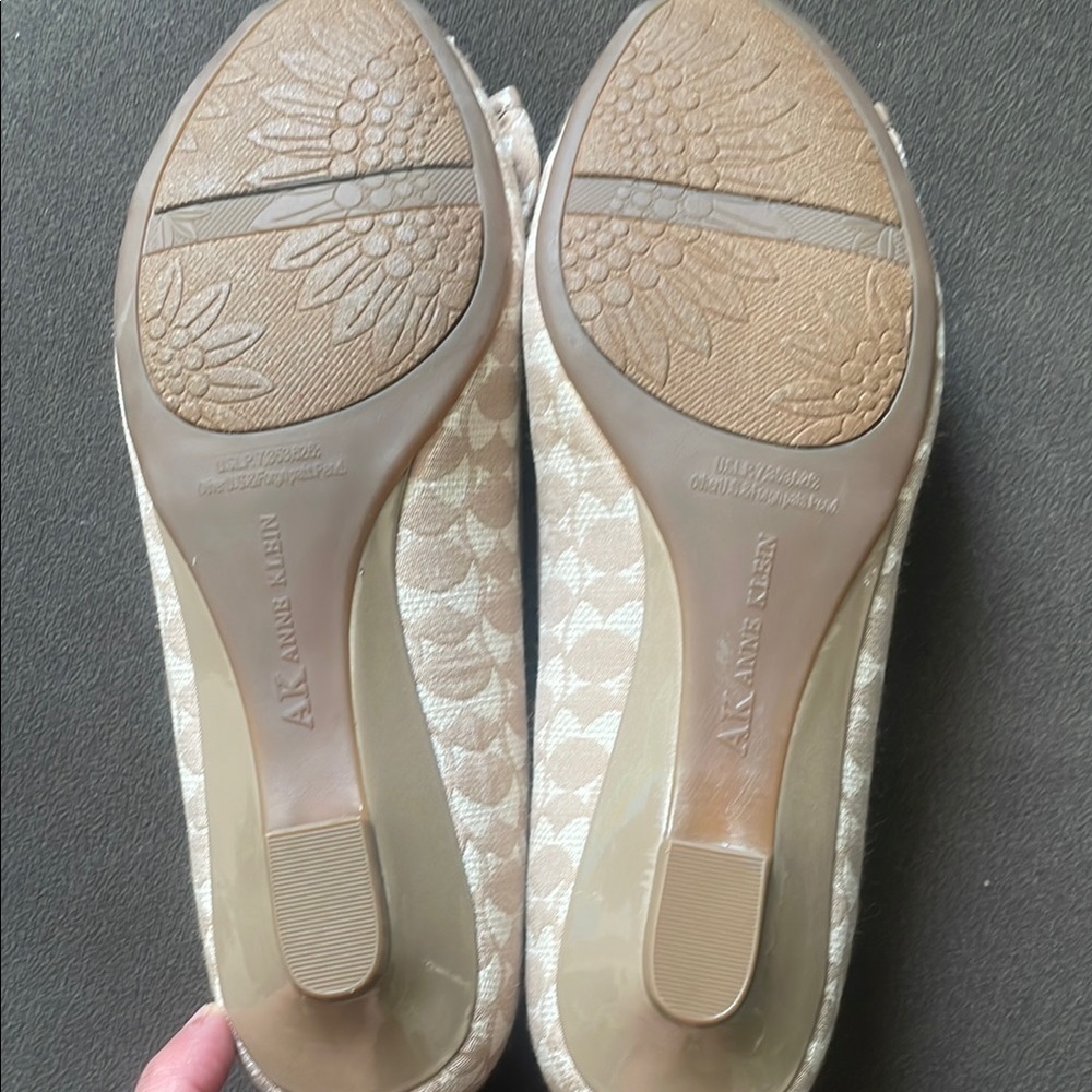 Anne Klein Taupe Peep-Toe Bow Kitten Heels Womens 6 Classic Preppy Girly - Picture 11 of 12
